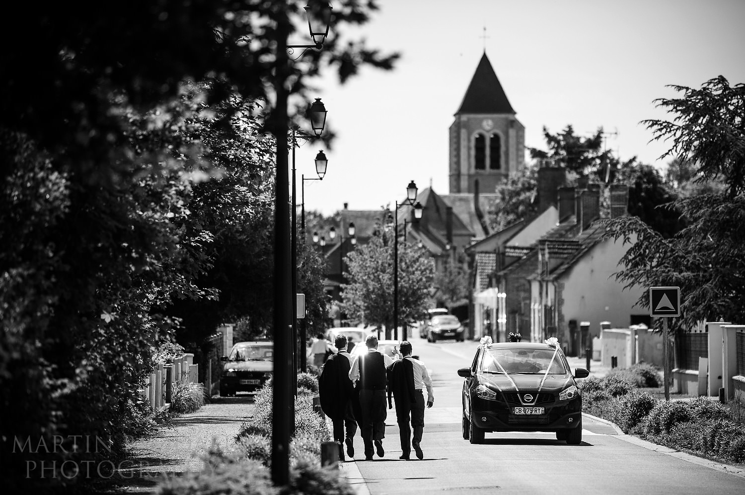 Groom and his best men walk to the church in Ménestreau-en-Villette