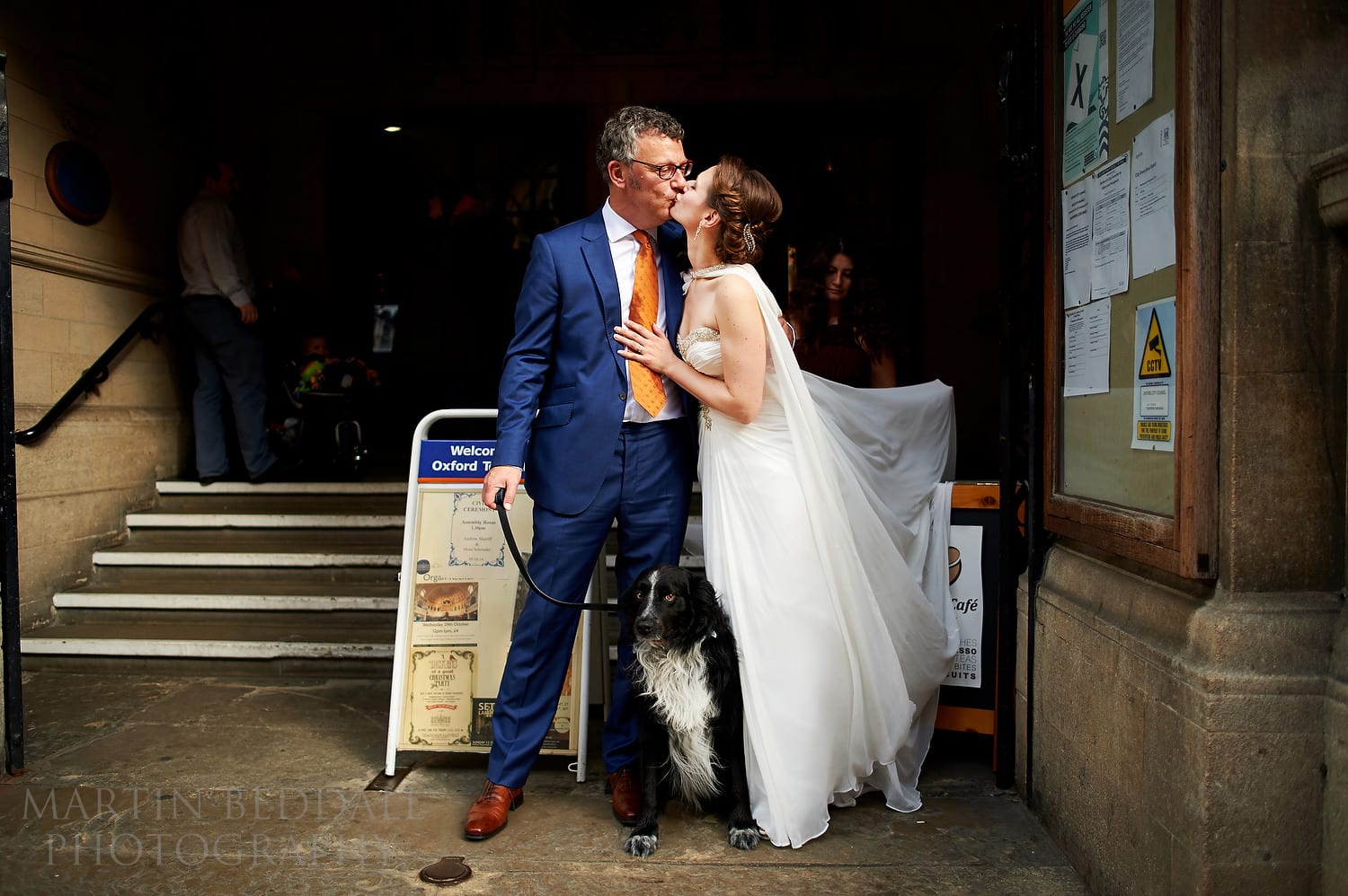 Kiss on the steps of Oxford Town Hall