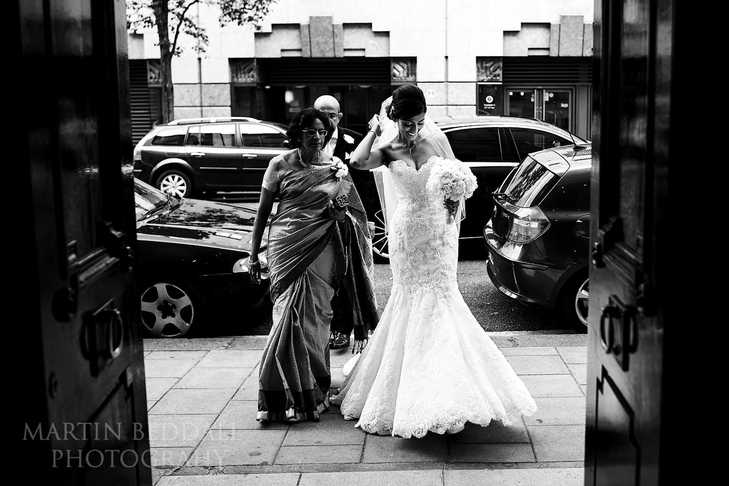 Bride arrives with her parents at the Lansdowne Club