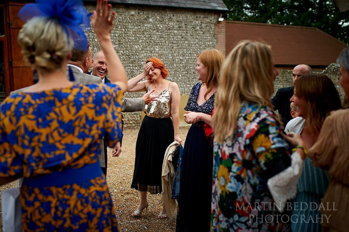 Arrival of guests who missed the ceremony